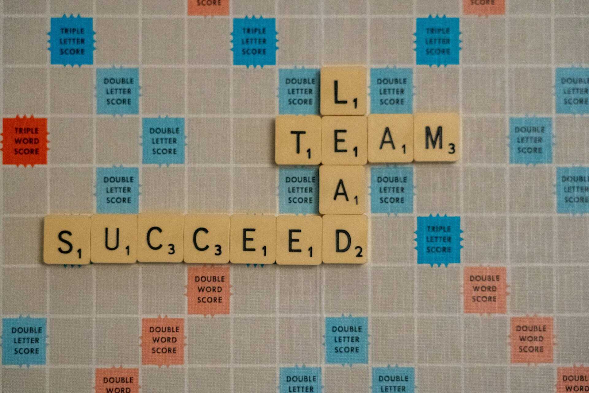 Cuvinte Scrabble: TEAM, LEAD, SUCCEED